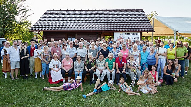 Společné foto všech účastníků vzpomínkové akce v Hraběticích na Novojičínsku.
