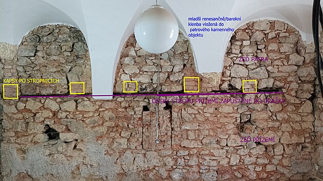 Východní obvodová zeď zbavená omítek s patrnými nálezy - přízemí a patro zděného komorového dílu středověkého domu s pozůstatky původního dřevěného trámového stropu.