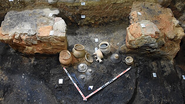 Keramické nádoby nalezené v prostoru kuchyně ve středověkém domě, který zanikl vlivem požáru v 15. století, v centru Nového Jičína.