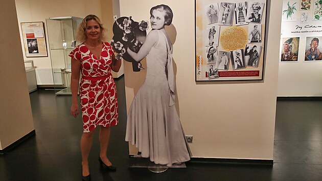 Zuzana Beranov� s fotkou Joy Adamsonov� na v�stav� v Opav�