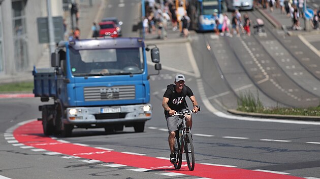 Směrem od centra pruh pro cyklisty několikrát křižují odbočující auta.