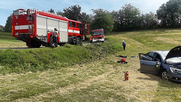 Hroziv vypadajc nehoda nedaleko Kladrub na Rokycansku skonila bez zrann, idika po nehod nadchala dv promile. (18. ervence 2022)