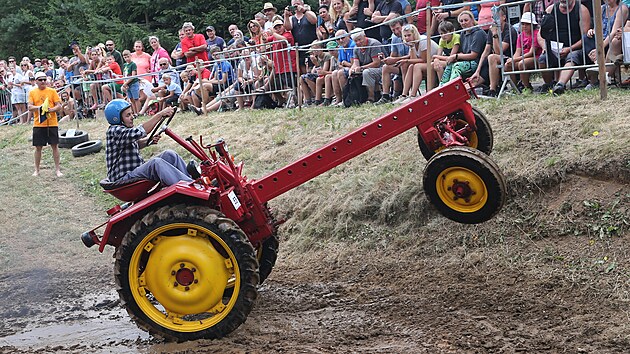 Tradiční závod traktorů do vrchu v Žebnici na Plzeňsku. Dlouhé stroje měly v některých místech velké problémy. (23. července 2022)