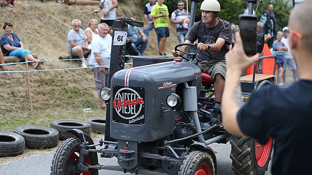 Tradiční závod traktorů do vrchu v Žebnici na Plzeňsku. Jezdci poměřili síly na traktorech a strojích různých značek. (23. července 2022)