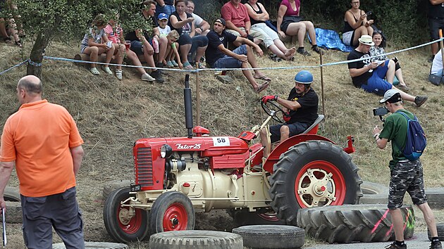 Tradiční  závod traktorů do vrchu v Žebnici na Plzeňsku. Soustředění při průjezdu jednou ze zatáček. (23. července 2022)