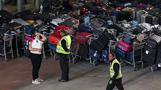 Na londnskm letiti Heathrow nesthaj odbavit zavazadla cestujcch. (19. ervna 2022)