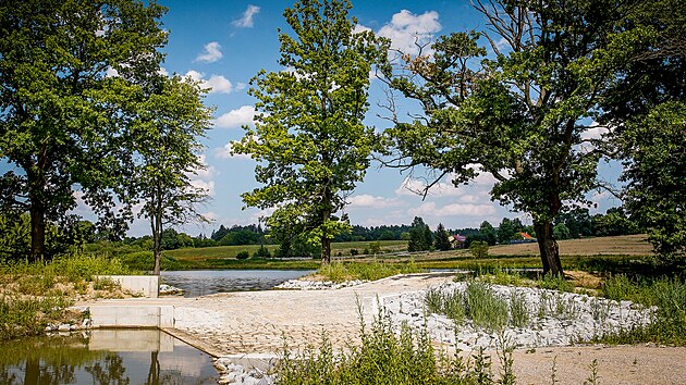 Soustavu tvo�� p�t rybn�k� - R�kosn�, N�dvorn�, Lou�n�, Prost�edn� a Zalesn�.