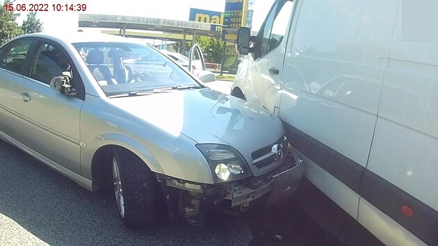 Zb�sil� honi�ka Brnem skon�ila v p�lce �ervna a� n�razem uj�d�j�c�ho opelu do boku dod�vky.