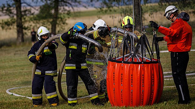 Hasiči bojují s požárem ve skalách u Božanova na Broumovsku. (21. 7. 2022)
