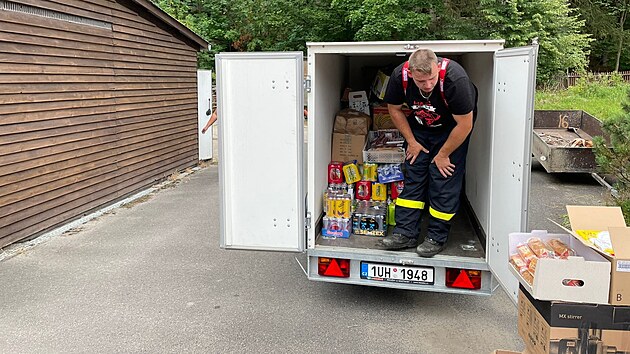 Doksy: Sbírka potravin pro hasiče do Hřenska (7/22).