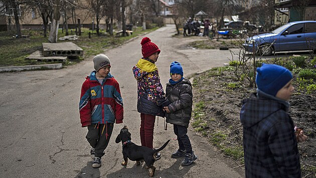 Děti v ukrajinské Buči, jež se stala dějištěm ruských zvěrstev (8. dubna 2022)