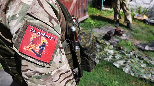 Bbuka se sovtskou vlajkou, symbol rusk propagandy, na rukvu vojka milice Luhansk republiky 