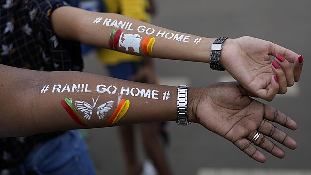 Dvky ukazujc ruce se zprvou Ranile, jdi dom s odkazem na premira Ranila Wickremesingheho. (17. ervence 2022)