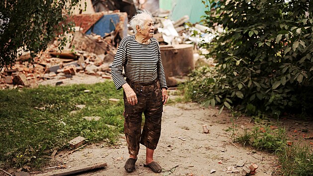93letý muž před budovou ve městě Čuhujiv v Charkovské oblasti zničenou vojenským útokem. (25. července 2022)