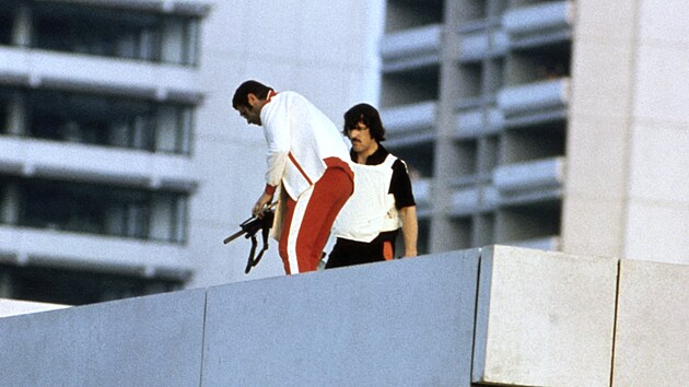 Tragick nos izraelskch sportovc na olympid v Mnichov v roce 1972. Ozbrojen policist, pevleen za olympijsk zvodnky na stee jednoho z dom v olympijsk vesnice.