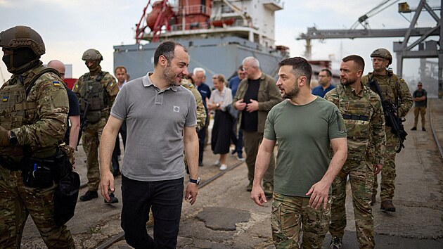 Ukrajinský prezident Volodymyr Zelenskyj a ministr infrastruktury Oleksandr Kubrakov navštívili přístav Oděsa před obnovením vývozu obilí. (29. července 2022)