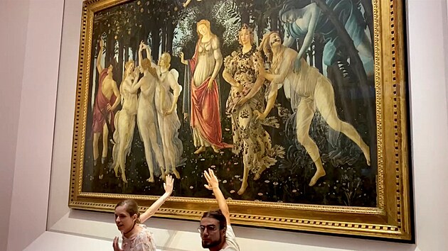 Ekologit aktivist se pilepili k obrazu Primavera male Sandra Botticelliho v galerii Uffizi ve Florencii. (23. ervence 2022)