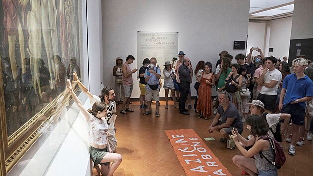 Ekologit aktivist se pilepili k obrazu Primavera male Sandra Botticelliho v galerii Uffizi ve Florencii. (23. ervence 2022)