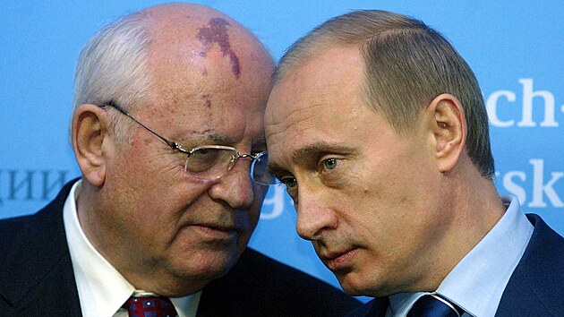 Poslední prezident Sovětského svazu Michail Gorbačov (vlevo) a ruský prezident Vladimir Putin (vpravo). (21. prosince 2004)