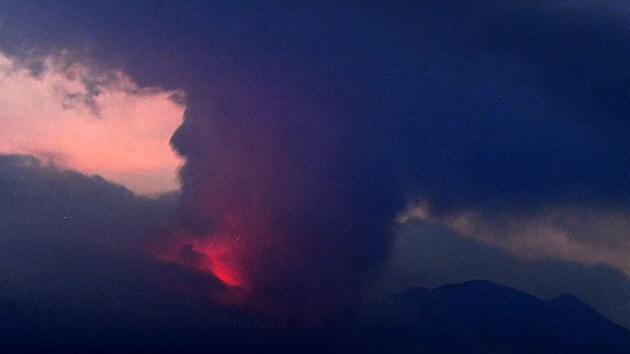 V jihozpadnm Japonsku vybuchla sopka Sakuradima. (24. ervence 2022)