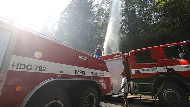 Hasiči bojují s požárem v Národním parku České Švýcarsko u Hřenska na Děčínsku. (24. července 2022)