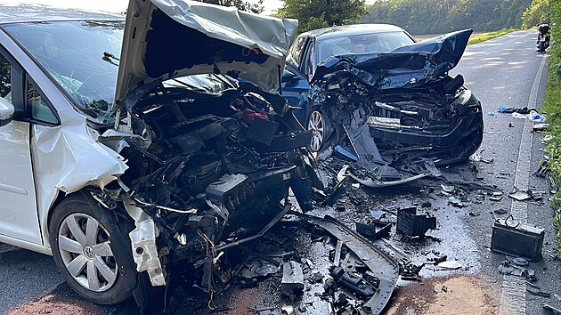 Po nehod dvou osobnch aut u Bati u Prahy jsou tyi zrann vetn dt. Jeden z idi byl opil. (24. ervence 2022)