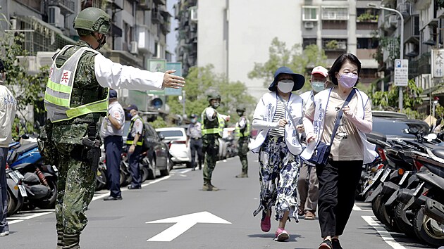 Lid v tchajwansk Tchaj-peji se utkaj schovat do krytu bhem ncviku reakce na ppadn nsk tok. (25. ervence 2022)