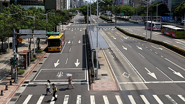 Prázdné ulice tchajwanské Tchaj-peje, kde probíhal nácvik reakce na případný čínský útok. (25. července 2022)