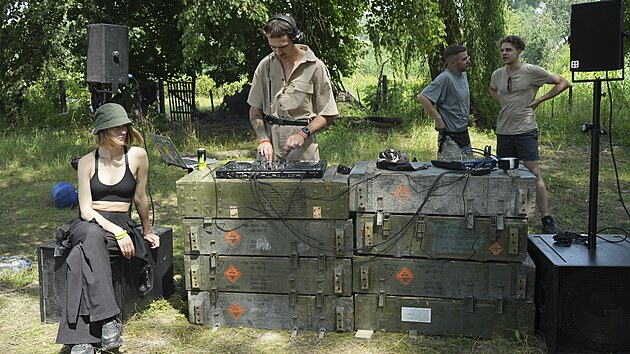 Dobrovolnkm v ukrajinsk obci Jahidne pout DJ techno. Pultk si vytvoil z muninch beden. (24. ervence 2022)