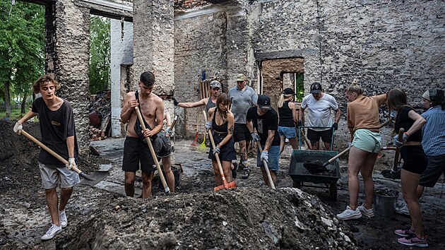 Dobrovolnci pomhaj s obnovou ukrajinsk obce Jahidne, podaj u toho technoparty. (23. ervence 2022)