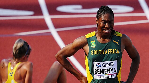 Jihoafrianka Caster Semenyaov bhem rozbhu zvodu na 5000 metr na mistrovstv svta v Eugene.