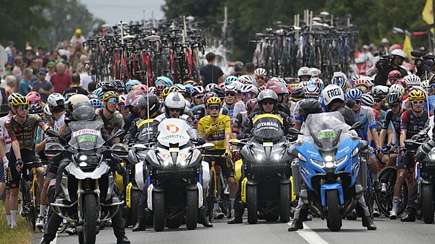STT. Peloton vetn ldra Jonase Vingegaarda ek na optovn sputn 19. etapy Tour de France. Zastavily ji protesty.