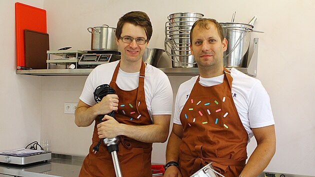 Michal Pecka (vlevo s brlemi) a Ji Halva ve sv zmrzlinrn szej na prodn suroviny. Osven vyroben z prku u nich nikdo neseene.