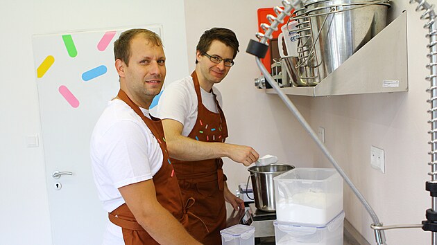 Michal Pecka (s brlemi) a Ji Halva ve sv zmrzlinrn szej na prodn suroviny. Osven vyroben z prku u nich nikdo neseene.