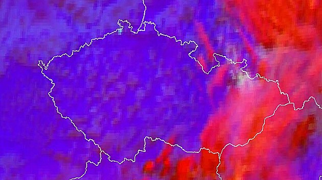 I takto může vypadat vizualizace datového výstupu ze satelitu – zvýrazněním vrcholů bouřkových mraků, ve kterých jsou ve větším množství přítomny drobné částice ledu – je na něm zřetelně vidět místo požáru.