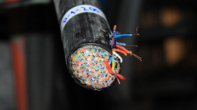 V podzemn�m kan�le str�vili zlod�ji n�kolik hodin a pracn� zde st��hali kabely.