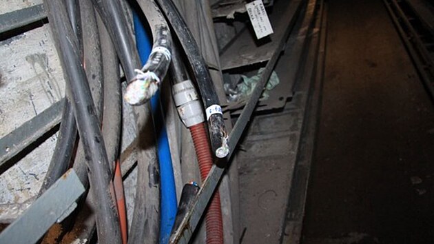 Celkem v podzemí zloději nastříhali kilometr telekomunikačních kabelů.