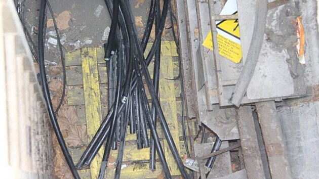 Celkem v podzem zlodji nasthali kilometr telekomunikanch kabel.