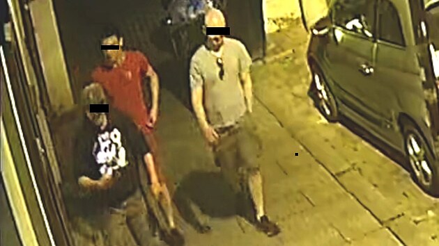 Policie zji��uje toto�nost mu�e, kter� p�epadl �enu v �ir��m centru Bud�jovic. Trojice na sn�mku mohou b�t sv�dci, vy�li s n�m z baru Singer.