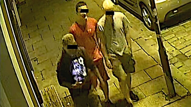 Policie zji��uje toto�nost mu�e, kter� p�epadl �enu v �ir��m centru Bud�jovic. Trojice na sn�mku mohou b�t sv�dci, vy�li s n�m z baru Singer.