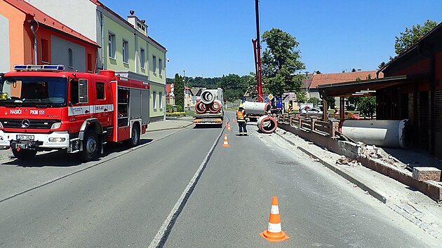 Chodnk a restauran zahrdku v Mkovicch zasypaly betonov trubky z jedoucho nklaku (ervenec 2022)