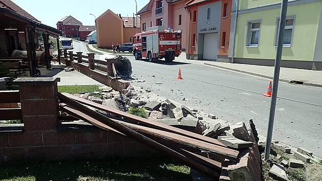 Chodnk a restauran zahrdku v Mkovicch zasypaly betonov trubky z jedoucho nklaku (ervenec 2022)