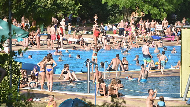 Ve Zlíně hledají lidé ochlazení u vody, snímek je z koupaliště Zelené (20. července 2022)