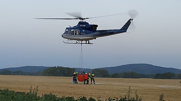 Požár lesa u Přílep pomáhal zvládnout i vrtulník s bambi vakem. (25. červenec 2022)