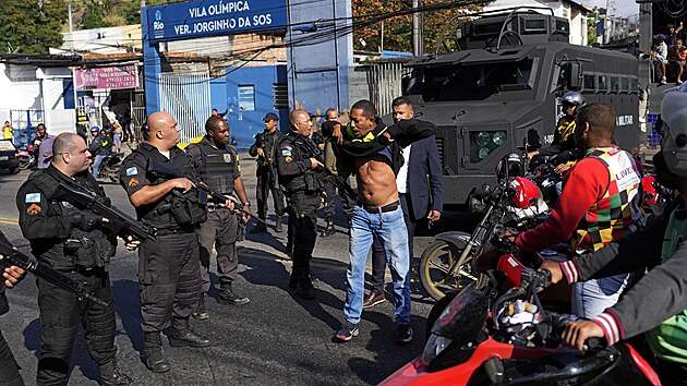 Nejmn osmnct lid zahynulo pi policejn razii v nejvtm komplexu favel v Riu de Janeiru. (21. ervence 2022)