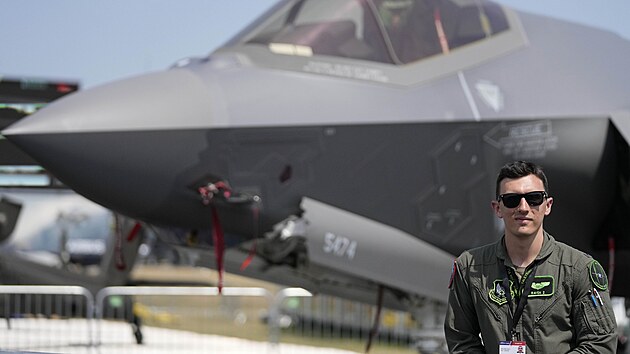 Nadporuk Walker Gall pzuje ped sthacm letounem F35 Lightning 2 na veletrhu Farnborough Air Show v anglickm Farnborough.(18. ervence 2022)