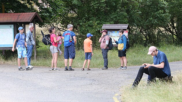 U parkovit pod jetichovickmi vyhldkami turist vymlej nhradn pln. (27. ervence 2022)