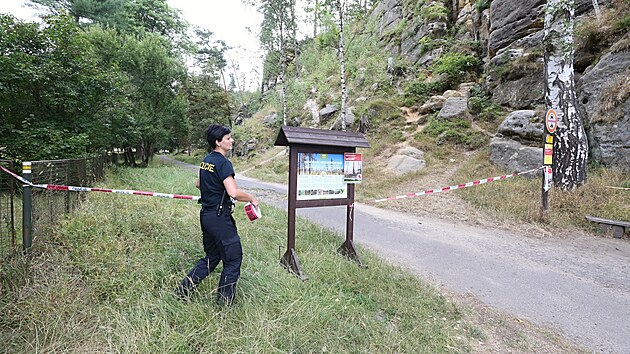 Navzdory trvajícímu požáru v Národním parku České Švýcarsko si návštěvníci tuto lokalitu nechtějí nechat ujít. Vstup do lesa je ale kvůli požáru zakázán. (27. července 2022)