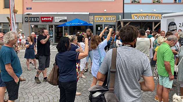 Na Andreje Babiše v Náchodě čekala skupina jeho odpůrců. Dostala se i do konfliktu s fanoušky bývalého premiéra. (26. července 2022)