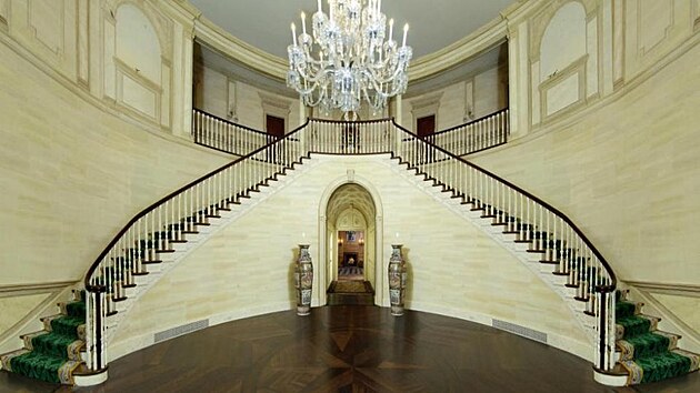 třípatrové rotundové foyer s dvojitým velkým schodištěm představuje impozantní vstup do domu.